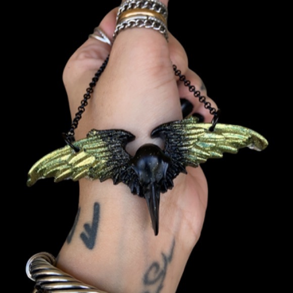 Black & yellow glitter resin skull crow necklace - Picture 8 of 11